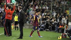 Lionel Messi z Barcelony stídá kvli zranní.