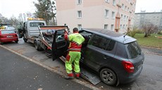 Auto eny, kterou útoník polil íravinou, odvezla z ulice Pod Vrchem odtahová sluba. Na aut byly patrné stopy po íravin, která pokodila lak i interiér vozu.