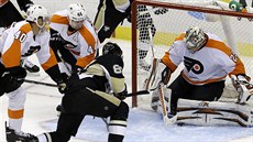 Sidney Crosby z Pittbsurghu (v černém) v šanci před brankářem Philadelphie... Sidney Crosby z Pittbsurghu (v černém) v šanci před brankářem Philadelphie...
