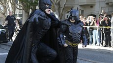 Malého Batmana, kterému se v angličtině říká Batkid, doprovázel dospělý Batman. Malého Batmana, kterému se v angličtině říká Batkid, doprovázel dospělý Batman.