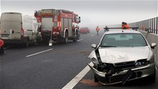 Hromadná dopravní nehoda na namrzlém mostě v mlze u exitu 169 z R6 na Hromadná dopravní nehoda na namrzlém mostě v mlze u exitu 169 z R6 na