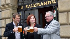 Herečka Eva Salzmannová před slavnou plzeňskou pivnicí, která nese jméno po Herečka Eva Salzmannová před slavnou plzeňskou pivnicí, která nese jméno po