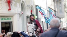Svatomartinské víno letos do Brna symbolicky pivezl zpvák Martin Maxa na bílém koni.