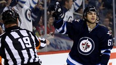 Michael Frolík z Winnipegu právě vstřelil gól. Michael Frolík z Winnipegu právě vstřelil gól.