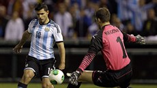 Sergio Agüero (vlevo) z Argentiny pekonává bosenského gólmana Asmira Begovie.