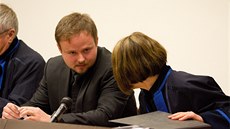 Obžalovaný Jiří Zeronik u libereckého soudu. Obžalovaný Jiří Zeronik u libereckého soudu.