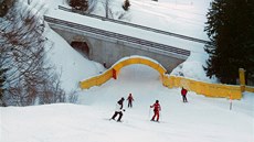 Jedna z nejpozoruhodnjích pasáí, kdy se tra vtsnává do úzkého viaduktu.