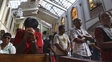 Filipínci se modlí ve znieném kostelu v Taclobanu. 