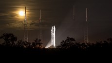 Noc ped pedpokládaným startem rakety Atlas V, která má v pondlí 18....