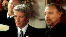 Richard Gere a Hector Elizondo ve filmu Nevsta na útku (1999)