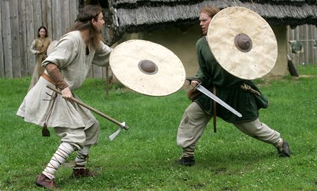 Archeopark v Chotbuzi na Karvinsku láká i ukázkami boj slovanských kmen.