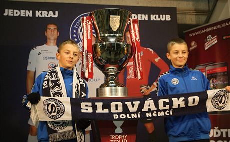 Malí fanouci Slovácka pózují u nového poháru pro fotbalového mistra.