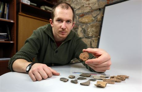 Archeolog Filip Prekop pipravuje stepy nalezené pi itní loketských stezek