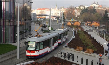Olomouc zaala hledat firmu, která navrhne nové uspoádání mstské hromadné dopravy. Siln se v nm hlavn na jihu msta projeví nová tramvajová tra (na snímku), na ní byl provoz sputn loni.