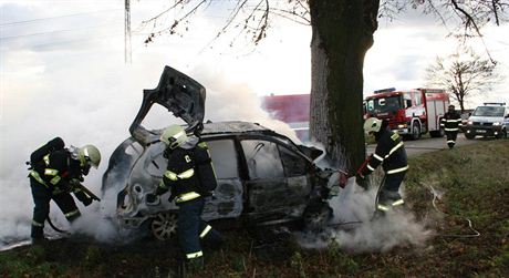 Mezi obcemi Studenec a Olany u Prostjova narazil idi s autem do stromu a...
