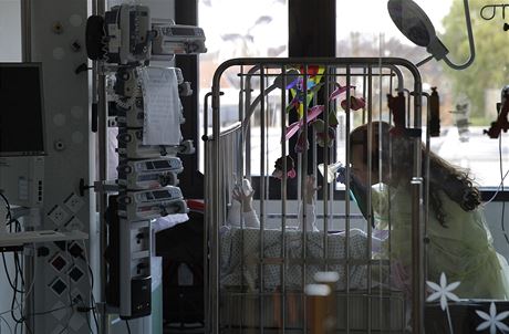 Sestika v bruselské nemocnici nasazuje dítti dýchací masku. Parlament brzy...