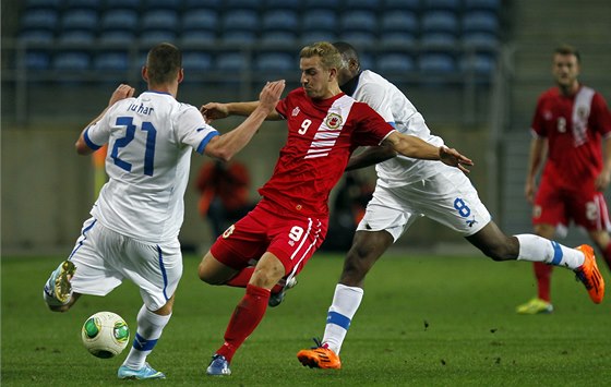 Adam Priestley z Gibraltaru stílí mezi dvojicí bránících slovenských