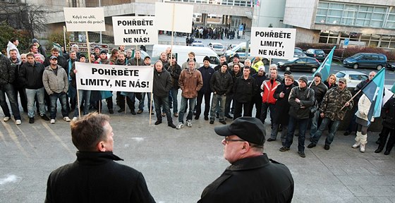 Zastánci limit stáli u krajského úadu na dohled od horník, kteí byli na schodech kulturního domu.