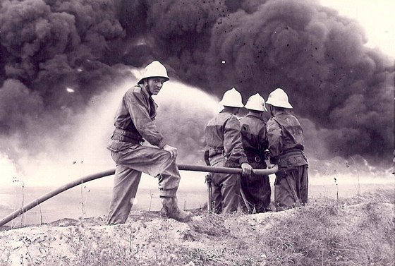 Boj s ohnm. Hasii v roce 1971 nkolik dní likvidovali poár ropné rafinerie.