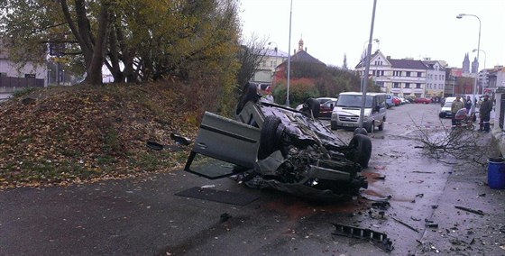 koda Fabia se po nárazu pevrátila na stechu  (20.11.2013)