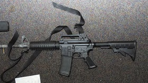 Zbra AR-15, kterou policie zadrela u Adama Lanzy. Touto zbraní stílel ve kole Sandy Hook.