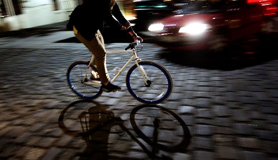 Pod kola policejního vozu zamíil opilý cyklista v nedli v noci. (Ilustraní snímek)