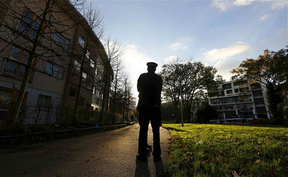 Britský policista stojí u domu v jiholondýnském Lambethu, kde manelský pár