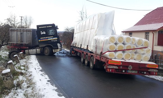 Nehoda ve Spáleném Poíí na Plzesku uzavela silnici na Blovice.