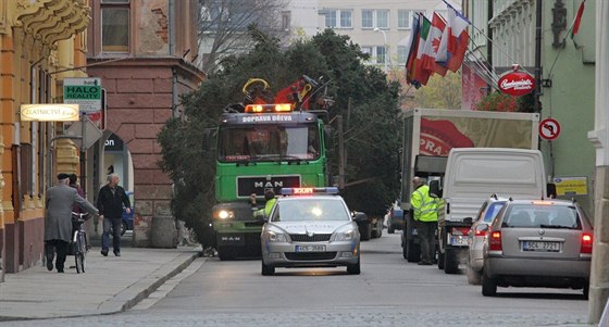 Ulicí Karla IV. doputoval náklad na námstí Pemysla Otakara II. v Budjovicích.