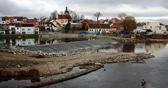 Tlo nali lidé 20. listopadu v ece Otav u Václavského jezu.