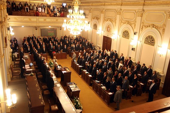 Poslanci schvalují zákonná opatení Senátu.