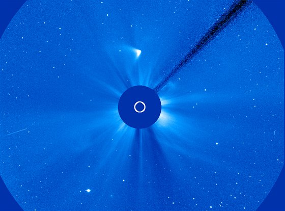 Snímek (zbytku??) komety ISON po prletu kolem Slunce poízený druicí SOHO. Na