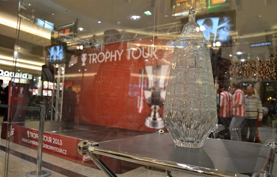 NOVÝ A STARÝ. Pi Trophy Tour v Brn byl k vidní i pohár, který fotbalisté...