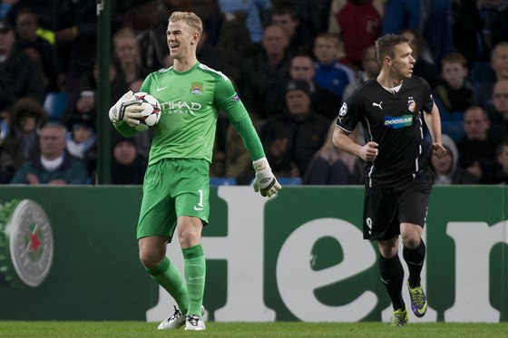 Anglický branká Joe Hart z Manchesteru City drí mí a za ním bí plzeský...