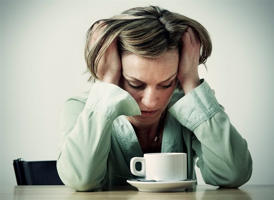 Abstinenní píznaky po vysazení kofeinu se mohou projevovat únavou a bolestmi hlavy (ilustraní snímek)