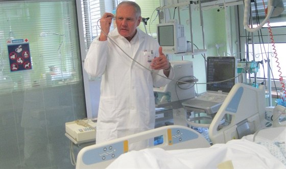 Nemocnice poídila nové pístroje za 60 milion korun, 85 procent náklad uhradila Evropská unie. Na snímku pednosta neurochirurgické kliniky Jií Polívka.