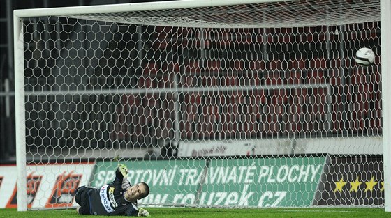 Brnnský branká Václav Hladký inkasuje gól z penalty, kterou zahrával Pavel...