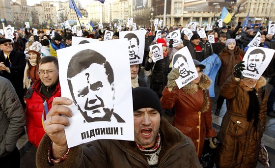 Lidé v Kyjev demonstrovali za podpis asocianí dohody s EU obrázky prezidenta...