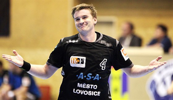 Lovosický házenká Jan Landa se raduje z gólu v utkání s KP Brno.