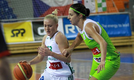Kateinu Sedlákovou (vlevo) z Valosunu Brno atakuje Ivana Jalová z IMOS.