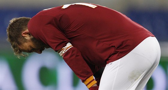 Daniele De Rossi z AS ím je zklamaný po remíze s Cagliari.