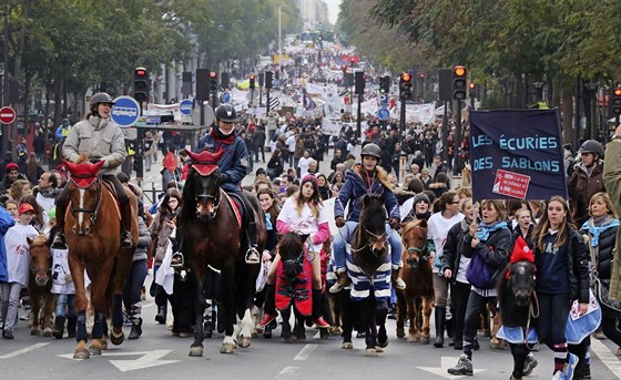Jezdci projeli Paíí na protest zvýení DPH (Paí, 24. listopadu 2013)-