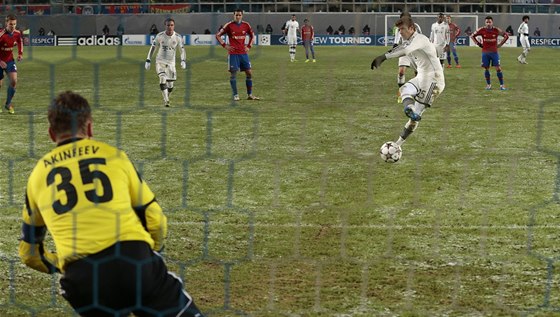 Branká CSKA Igor Akinfejev v akci - ilustraní foto