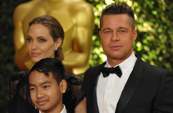 Angelina Jolie, Brad Pitt a jejich syn Maddox (16. listopadu 2013)