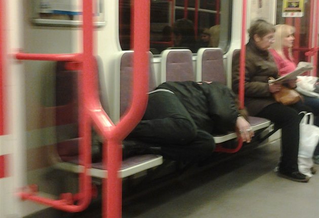 Bezdomovec v metru