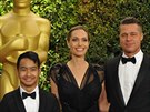 Angelina Jolie, Brad Pitt a jejich syn Maddox (16. listopadu 2013)