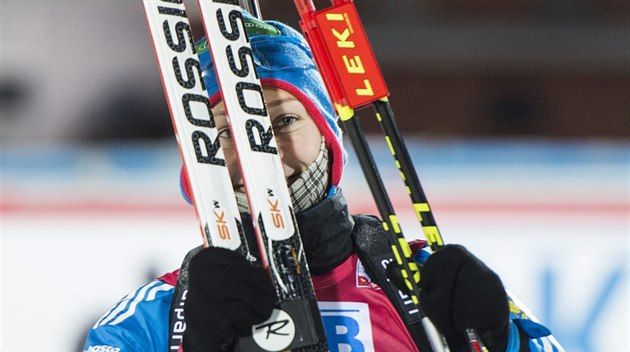 Ruská biatlonistka Olga Zajcevová slaví druhé místo v závodě SP v 'ostersundu. Ruská biatlonistka Olga Zajcevová slaví druhé místo v závodě SP v 'ostersundu.
