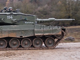 Neptelsk tank Leopard norsk armdy bhem cvien Sabre Junction II v...