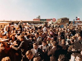 Vlevo: JFK s manelkou Jacqueline zdraví své píznivce po píletu do Dallasu....