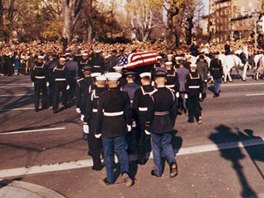 Vlevo: 24. listopadu 1963. Smutení prvod s Kennedyho rakví prochází po...